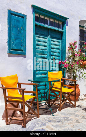 Rue mignon traditionnelles tavernes dans Cyclades. L'île d'Amorgos, Grèce Banque D'Images