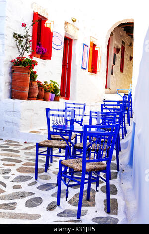 La Grèce Traditionnelle - rue mignon tavernes avec chaises typiques de l'île de Kos Banque D'Images