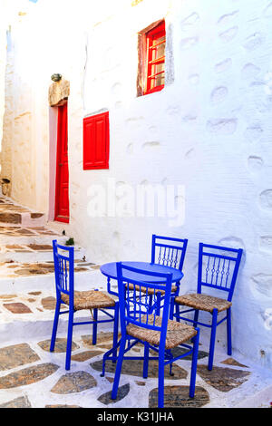 La Grèce Traditionnelle - rue mignon tavernes avec chaises typiques de l'île de Kos Banque D'Images