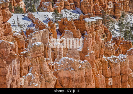 Close-up de cheminées avec un peu d'arbres et de la neige fraîche Banque D'Images