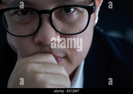 Portrait of young businessman looking at camera. Banque D'Images