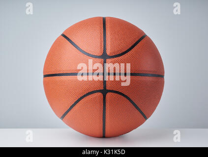 Basket-ball ball close up image sur fond gris clair. Banque D'Images