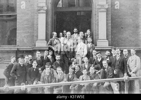 Le département de chimie de l'Université Johns Hopkins se sont réunis sur les marches d'un bâtiment académique sur le campus Homewood à Baltimore, Maryland, 1896. Banque D'Images