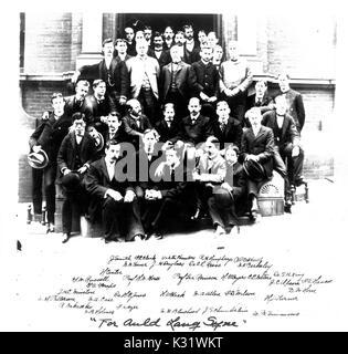 Le département de chimie de l'Université Johns Hopkins se sont réunis sur les marches d'un bâtiment académique sur le campus Homewood à Baltimore, Maryland, 1898. Banque D'Images