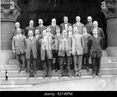 L'Université Johns Hopkins et classiques de la philologie Comparative Ministère recueillies sur l'escalier d'un bâtiment académique sur le campus de l'université Homewood à Baltimore, Maryland, 1909. Banque D'Images