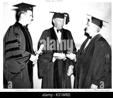 Diplomate britannique Archibald Clark Kerr, 1er baron Inverchapel et fonctionnaire du gouvernement américain Alger Hiss recevoir des diplômes de Isaiah Bowman, géographe américain et président de l'Université Johns Hopkins, au cours de la journée de commémoration de l'université, la célébration de la fondation de l'université, à Baltimore, Maryland, 1947. Banque D'Images