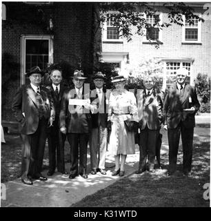 L'Université Johns Hopkins de 1899 classe debout devant le mémorial des anciens de l'université de résidences sur la Homewood campus à Baltimore, Maryland, le 9 mai 1942. Banque D'Images