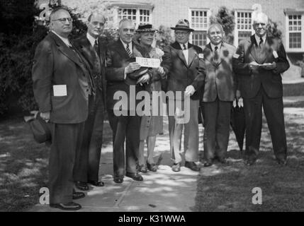 Les membres de l'Université Johns Hopkins, classe de 1899 devant le mémorial des anciens de l'université de résidences sur la Homewood campus à Baltimore, Maryland, le 9 mai 1942. Banque D'Images