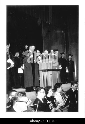 Des professeurs de l'Université Johns Hopkins se tenir sur une scène au cours de la journée de commémoration de l'université, la célébration de la fondation de l'université, à Baltimore, Maryland, 1961. Banque D'Images