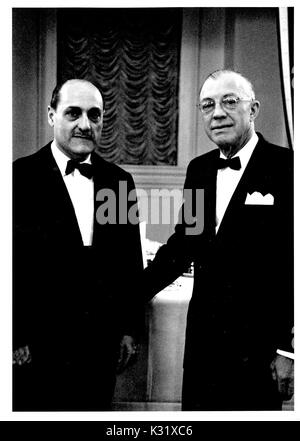 Président de l'Université Johns Hopkins Milton Stover Eisenhower, serre la main du président du Mexique Adolfo Lopez Mateos à Johns Hopkins University's Journée de commémoration, de la célébration de la fondation de l'université, à Baltimore, Maryland, le 22 février 1961. Banque D'Images