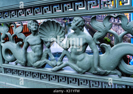 Des figurines de cheval-nautique sur le pont au-dessus de la Spree à Berlin Allemagne Banque D'Images