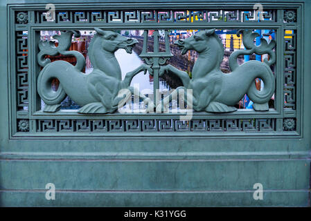 Des figurines de cheval-nautique sur le pont au-dessus de la Spree à Berlin Allemagne Banque D'Images