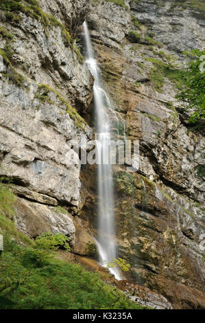 Belle mountain creek avec chute d'Staubfall dans les Alpes bavaroises entre Ruhpolding et Heutal, Autriche Banque D'Images