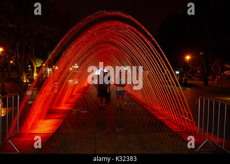 Tunnel de surprises Fontaine à l'eau magique Circuit (plus grand complexe fontaine), Parc de la Réserve, Lima, Pérou, Amérique du Sud Banque D'Images