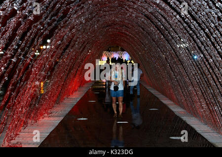 Tunnel de surprises Fontaine à l'eau magique Circuit (plus grand complexe fontaine), Parc de la Réserve, Lima, Pérou, Amérique du Sud (M.) Banque D'Images