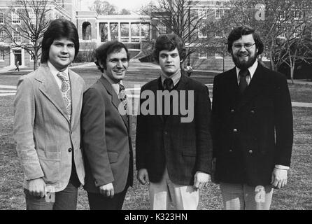 Deux étudiants de l'Université Johns Hopkins et deux professeurs habillés en costumes debout sur Keyser Quad en face de l'Passage couvert à la Johns Hopkins University, Baltimore, Maryland, 1980. Banque D'Images