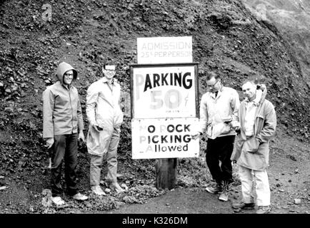 Dans un parc près de San Francisco, Californie, quatre étudiants masculins à partir de la Terre et des planètes dans le département des sciences de l'Université Johns Hopkins, posant pour une photo à côté d'un parc signer au cours d'une excursion géologique, y compris la terre, Lynton Larry Meckel, Norman McIver, et Ed Clifton, San Francisco, Californie, avril, 1965. Banque D'Images