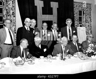 Photographie du groupe des anciens de l'Université Johns Hopkins réunis autour d'une table pour un dîner, à Baltimore, Maryland, 1956. Banque D'Images