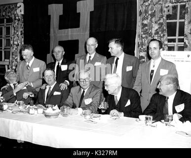 Portrait de groupe de la Johns Hopkins University Alumni réunis autour d'une table pour un dîner, à Baltimore, Maryland, 1960. Banque D'Images