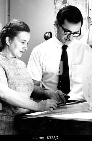 Portrait de Candide de Rada Dyson-Hudson, professeur de biologie humaine à l'Université Johns Hopkins, et son mari Neville Dyson-Hudson, professeur au département des Relations sociales à l'Université Johns Hopkins, travaillant sur un graphique dans un bureau, à Baltimore, Maryland, 1967. Banque D'Images