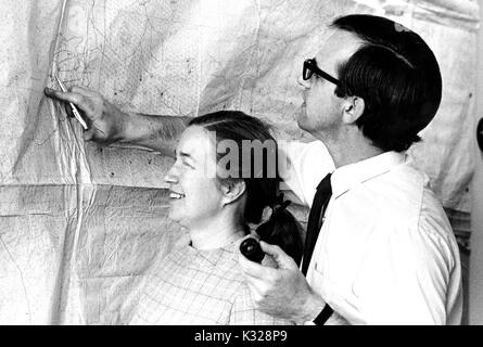 Portrait de Candide de Rada Dyson-Hudson, professeur de biologie humaine à l'Université Johns Hopkins, et son mari Neville Dyson-Hudson, professeur au département des Relations sociales à l'Université Johns Hopkins, à travailler sur un tableau accroché à la verticale, à Baltimore, Maryland, 1967. Banque D'Images