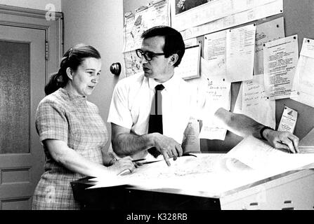 Portrait de Candide de Rada Dyson-Hudson, professeur de biologie humaine à l'Université Johns Hopkins, et son mari Neville Dyson-Hudson, professeur au département des Relations sociales à l'Université Johns Hopkins, travaillant sur un graphique dans un bureau, à Baltimore, Maryland, 1967. Banque D'Images