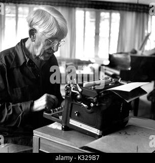 Portrait de Candide philosophe américain, psychologue, et de l'éducation John Dewey réformateur assis à une machine à écrire, 1946. Banque D'Images