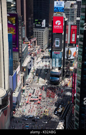 Times Square à New York City (USA). L'attraction touristique majeure et intersection pendant une heure de pointe. Banque D'Images