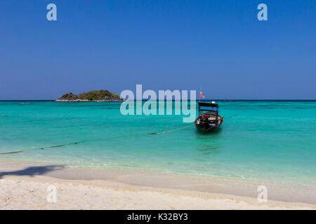 Longue queue bateau au mouillage, Koh Lipe, Satun, Thailande Banque D'Images