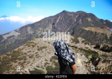 Les gens voient l'arrière alors que l'ascension d'une haute montagne, prises dans l'île de Java, la montagne Welirang Indonésie Banque D'Images