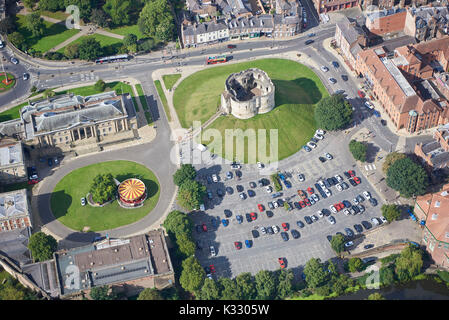 Une vue aérienne de la ville historique de York, North Yorkshire, dans le nord de l'angleterre, montrant le musée & clifford tower Banque D'Images