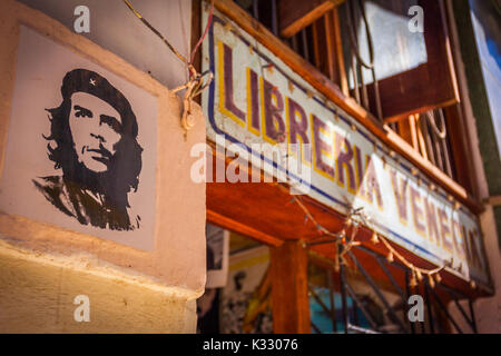 Pochoir classique de Che Guevara sur le côté de la Libreria librairie Venecia, Vieille Havane, Cuba Banque D'Images