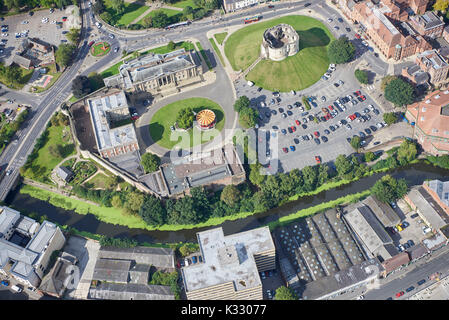 Une vue aérienne de la ville historique de York, North Yorkshire, dans le nord de l'angleterre, montrant le musée & clifford tower Banque D'Images