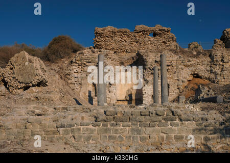 Vestiges de la petite église Byzantine appelée 'Santa Maria Viridis' situé sur une crête de grès (Kurkar) au parc national d'Ashkelon au sud-ouest de la ville d'Ashkelon le long de la rive de la Méditerranée qui était le plus vieux et le plus grand port de Canaan, partie de la Pentapole (un regroupement de cinq villes des Philistins), Israël Banque D'Images