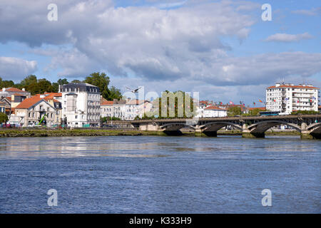 Adour et pont Saint-Esprit à Bayonne, commune française située dans le département de la Gironde et la région Aquitaine. Banque D'Images