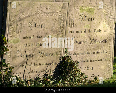 Pierres tombales anciennes avec des lettres cursives gravées, St James Churchyard, Burton Lazars, Leicestershire, England, UK Banque D'Images