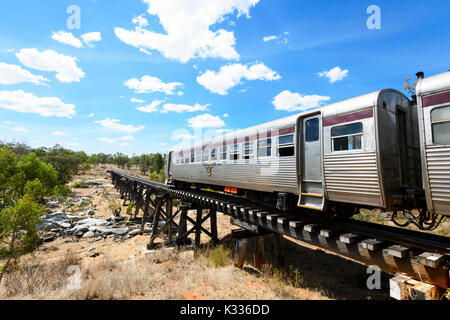 Train historique Savannahlander traversant le pont Einasleigh, Queensland, Queensland, Australie Banque D'Images