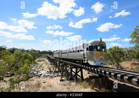 Train historique Savannahlander traversant le pont Einasleigh, Queensland, Queensland, Australie Banque D'Images