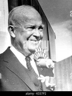 Portrait de Candide 34e président des États-Unis Dwight D. Eisenhower discours d'enregistrement pour la Radio Liberté, 1963. Banque D'Images
