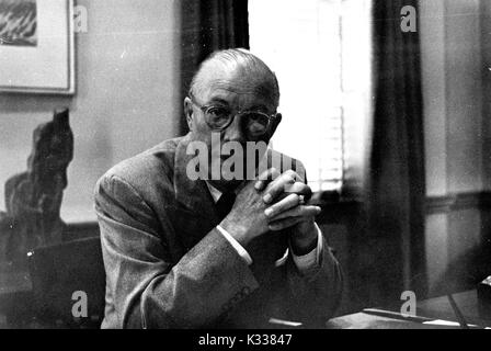 Portrait candide de l'Université Johns Hopkins, président Milton S. Eisenhower assis derrière son bureau, à Baltimore, Maryland, 1971. Banque D'Images