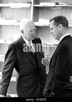 Portrait de Candide 34e président des États-Unis Dwight D. Eisenhower parler à William McChesney Martin, Jr., Président de la United States Federal Reserve Bank, dans la bibliothèque de Milton S. Eisenhower sur l'Homewood campus de l'Université Johns Hopkins à Baltimore, Maryland, 1965. Banque D'Images