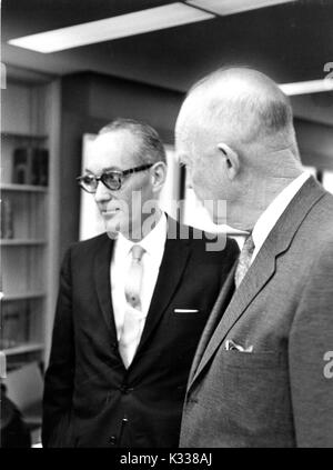 Portrait de Candide 34e président des États-Unis Dwight D. Eisenhower (à droite) parlant avec responsable du ministère des Affaires Francis Orlando Wilcox (centre) dans la bibliothèque de Milton S. Eisenhower sur l'Homewood campus de l'Université Johns Hopkins à Baltimore, Maryland, 1965. Banque D'Images