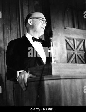 Portrait de Candide American educational administrator et président de l'Université Johns Hopkins, Milton S. Eisenhower debout sur un podium livrant un discours lors d'un dîner de l'association, 1971. Banque D'Images