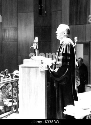 Portrait de Candide American educational administrator et président de l'Université Johns Hopkins, Milton S. Eisenhower debout sur un podium en livrant un discours sur le hall de Shriver Homewood campus de l'Université Johns Hopkins de Baltimore, Maryland, 1963. Banque D'Images