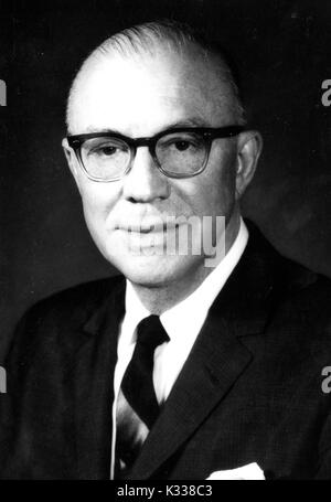 Portrait of American educational administrator et président de l'Université Johns Hopkins, 1960 Milton S. Eisenhower. Banque D'Images