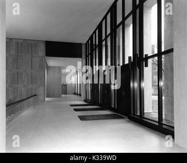 L'intérieur récemment ouvert, le Milton Eisenhower S Bibliothèque de l'Université Johns Hopkins, l'édicule en marbre immaculé sur Q, la terrasse, avec de grandes portes en verre, une rampe à niveau M ci-dessous, et des tapis en face de la porte, Baltimore, Maryland, Septembre, 1964. Banque D'Images