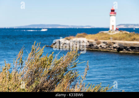 La Les Onglous lighthouse point de terminaison, du Canal du Midi où l'on entre dans l'étang de Thau. Site du patrimoine mondial. Agde, France Banque D'Images