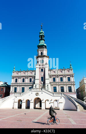 Un homme à travers les cycles de la place principale de zamosc, une ville de la renaissance dans le sud-est de la Pologne, qui est un unesco world heritage site. Banque D'Images