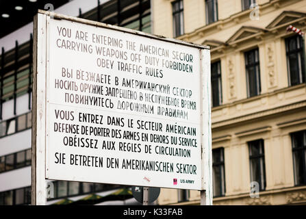 Vue rapprochée de l'affichage à "Checkpoint Charlie, Berlin, Germany, Europe Banque D'Images