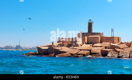 Torrevieja, Espagne - Juillet 08, 2017 : Les gens avec des cannes à pêche sur la plage de Torrevieja. Costa Blanca. Espagne Banque D'Images